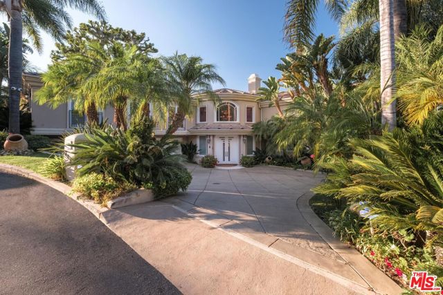 7833 Torreyson Drive, Los Angeles CA: https://media.crmls.org/mediaz/864fa2f1-b36a-46ea-b16c-542981a78f08.jpg