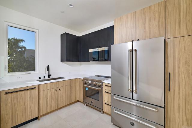 Detail Gallery Image 9 of 12 For 3901 Haines, San Diego,  CA 92109 - 5 Beds | 5 Baths