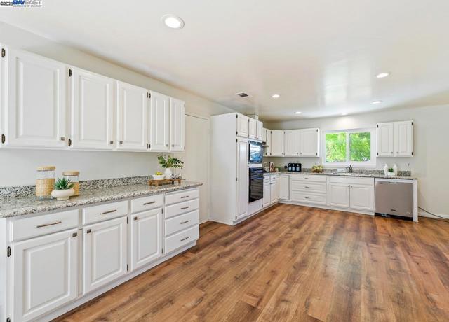 957 Ina Dr, Alamo CA: https://media.crmls.org/mediaz/86501de5-7f81-46d5-96bb-059a9ac5a94e.jpg