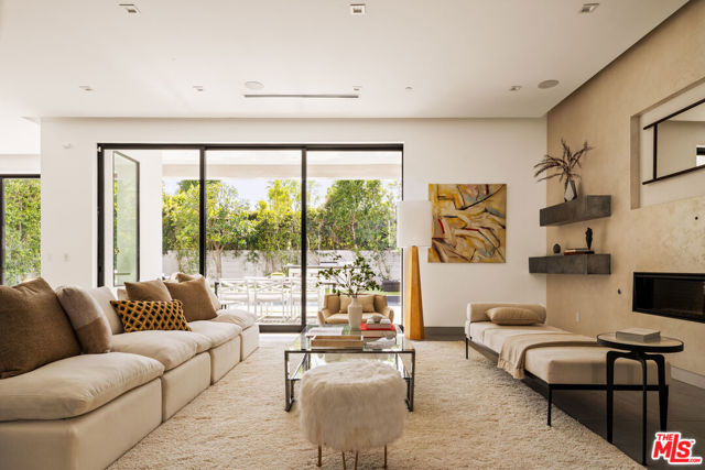 4445 Camellia Avenue, Studio City CA: https://media.crmls.org/mediaz/8650d139-01af-4560-8cc8-af238e0da8f2.jpg