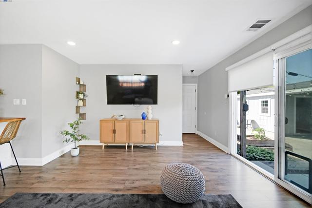 17303 Via Andeta, San Lorenzo CA: https://media.crmls.org/mediaz/8650fd68-1f71-456f-a407-3e96550b5089.jpg