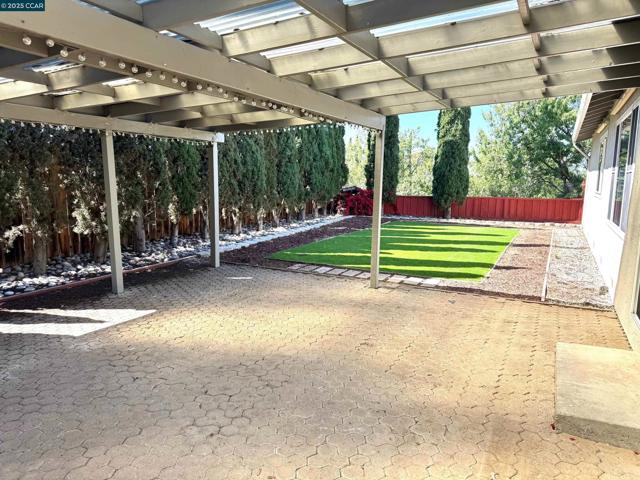 2139 Chestnut Dr, Pittsburg CA: https://media.crmls.org/mediaz/86519c5c-54ed-4399-8b18-0d178677485a.jpg
