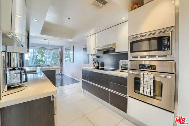 910 S HOLT Avenue, Los Angeles CA: https://media.crmls.org/mediaz/865221f8-09bf-49f2-8d6e-7e0dfb4b64ec.jpg