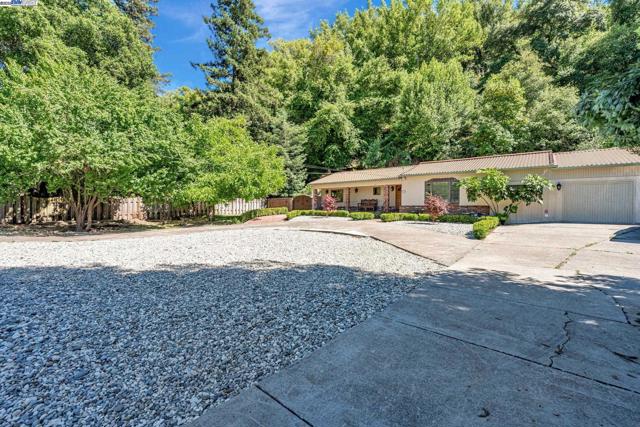 3950 Pinole Valley Rd, Pinole CA: https://media.crmls.org/mediaz/86526e51-5a95-4dd0-9992-8ed3416c4845.jpg