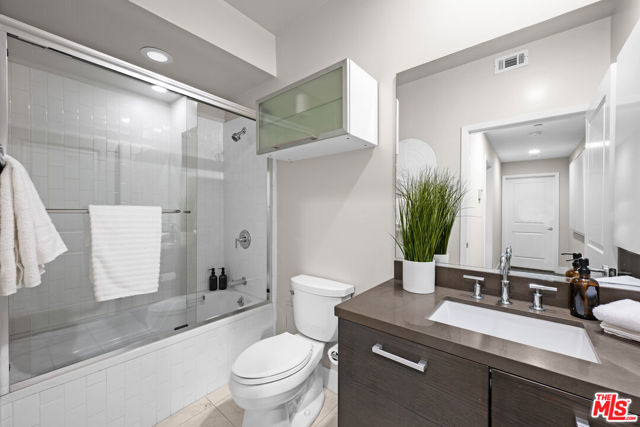 1411 N Detroit Street, Los Angeles CA: https://media.crmls.org/mediaz/86529cca-7702-4bd7-b8e9-11ccdc9a49a8.jpg