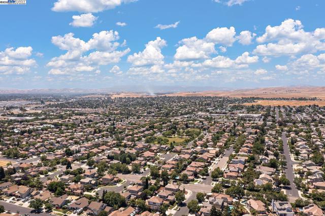 1387 Meadow Ct, Livermore CA: https://media.crmls.org/mediaz/8652a2cd-707c-4fd8-9f3d-dc424d1b6fcf.jpg