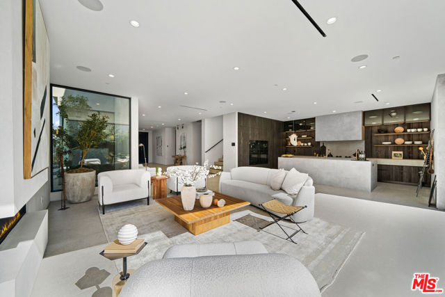 6660 Maryland Drive, Los Angeles CA: https://media.crmls.org/mediaz/86546aa9-52a4-44d4-bf6e-76b082c0b263.jpg