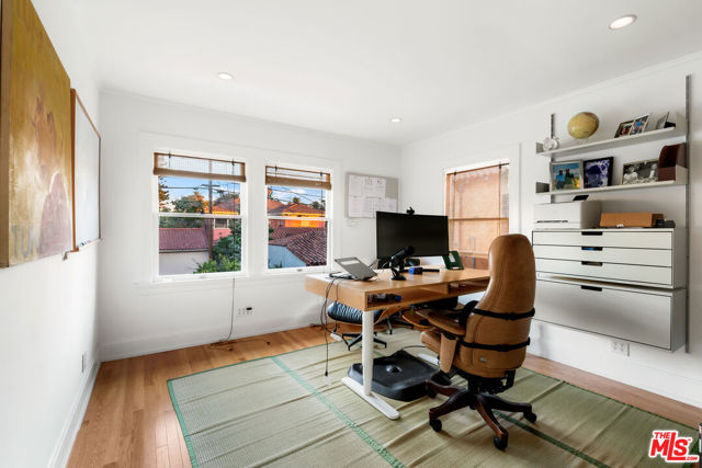 1672 Buckingham Road, Los Angeles CA: https://media.crmls.org/mediaz/86549eef-0d2d-4a8c-acc0-64b188d7e695.jpg
