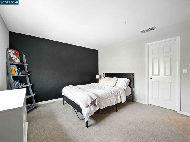 2433 Sanders Ln, Fairfield CA: https://media.crmls.org/mediaz/8654da0a-da22-467c-bf8b-ce3bdf6c7ec2.jpg