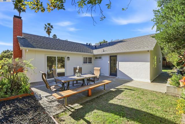 240 Carmelita Pl, Fremont CA: https://media.crmls.org/mediaz/86564119-7b70-414f-9519-edbe9f441b83.jpg