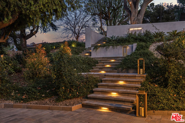 4430 Natoma Avenue, Woodland Hills CA: https://media.crmls.org/mediaz/86569d72-226f-4e8f-84b4-1a7bc04c654d.jpg