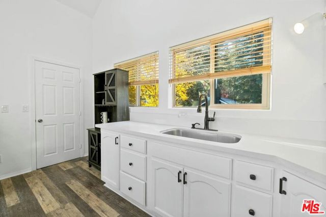 993 Cameron Drive, Big Bear CA: https://media.crmls.org/mediaz/8656c551-48ae-4549-b812-2d0fe35cf7f4.jpg