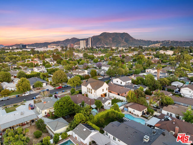 4949 Sancola Avenue, Toluca Lake CA: https://media.crmls.org/mediaz/86572544-6684-4cb8-88c7-6f0ece52bd5f.jpg