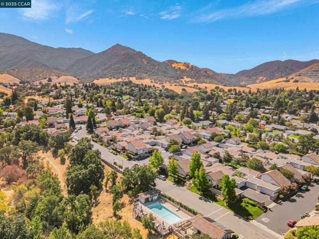4 Mt Wilson Way, Clayton CA: https://media.crmls.org/mediaz/86574063-d284-4b71-ae4e-41de15d5f43f.jpg