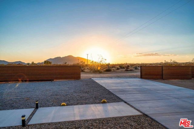 4375 Border Avenue, Joshua Tree CA: https://media.crmls.org/mediaz/8658846c-7f9a-48f2-aacb-2b892564c893.jpg