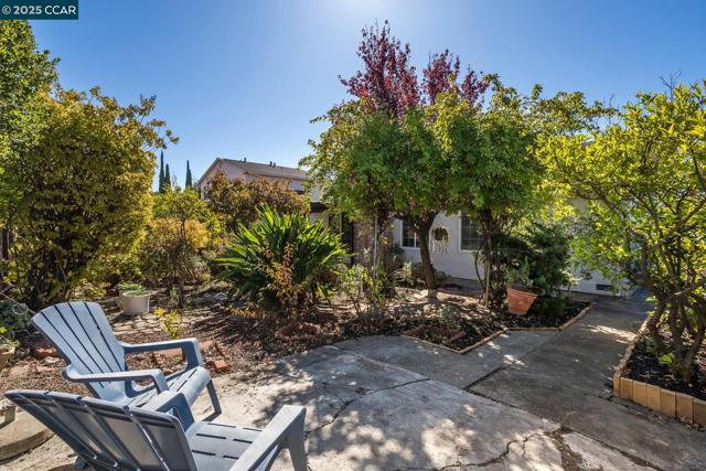 1769 Redwood Rd, Hercules CA: https://media.crmls.org/mediaz/8658ff0f-df2a-46c0-b37f-f4cf48d86a03.jpg