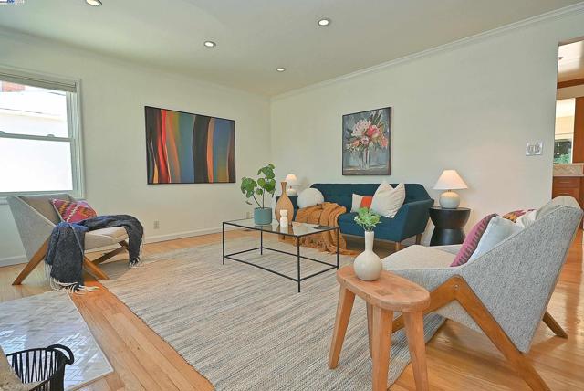Image 5 of 36 For 2044 Strang Ave