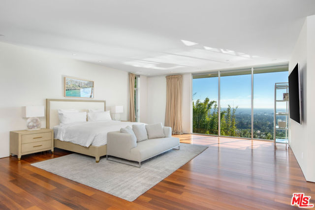 1290 Angelo Drive, Beverly Hills CA: https://media.crmls.org/mediaz/86592301-8ffe-4635-9f7f-b18b24783c07.jpg