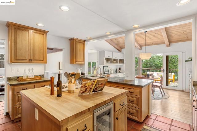 6257 Girvin Dr, Oakland CA: https://media.crmls.org/mediaz/86592604-81aa-46a3-aa0b-7921b07c458f.jpg