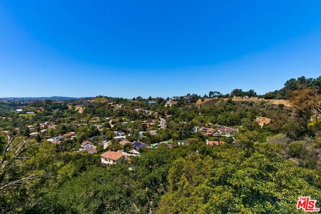 13490 Firth Drive, Beverly Hills CA: https://media.crmls.org/mediaz/86599d85-2080-46f2-9628-3105d0497535.jpg