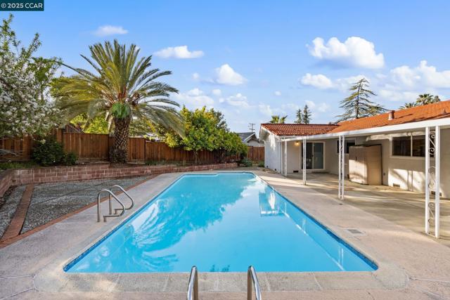 3710 Northridge Dr, Concord CA: https://media.crmls.org/mediaz/865a8a25-9c5f-4637-9e69-0c20d19bf015.jpg