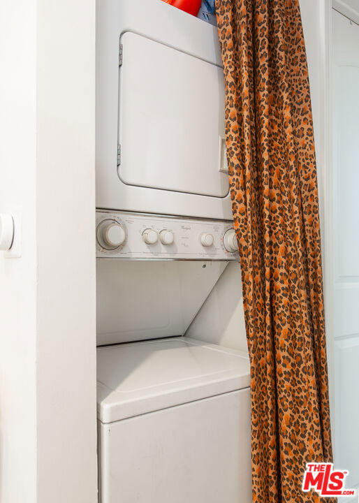 4504 Maplewood Avenue, Los Angeles CA: https://media.crmls.org/mediaz/865b7cc5-4230-4e8d-ba77-0451116aa101.jpg