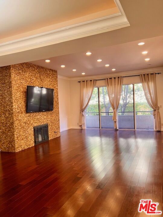 1880 Veteran Avenue, Los Angeles CA: https://media.crmls.org/mediaz/865b7fc0-2a6a-40e3-b849-3ff645def884.jpg