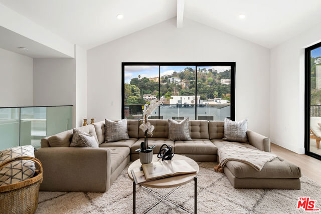 3657 1/2 Regal Place, Los Angeles CA: https://media.crmls.org/mediaz/865be63d-90c2-4f5c-af3c-32861fa24d51.jpg
