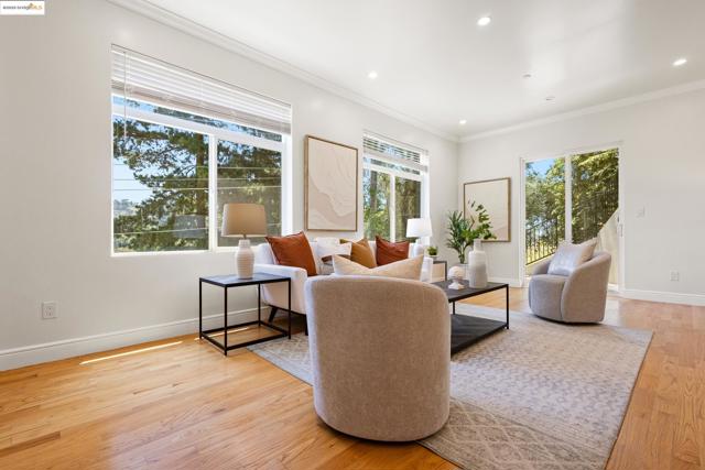 5915 Balboa Dr, Oakland CA: https://media.crmls.org/mediaz/865cf2e2-0a23-433c-96b6-196b17b265d7.jpg