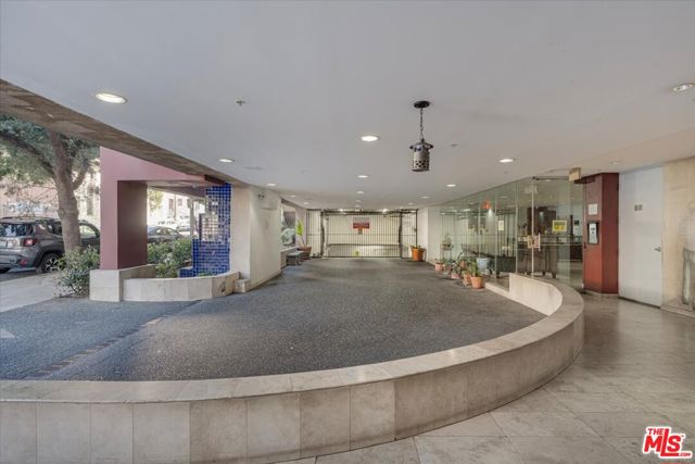 625 S Berendo Street, Los Angeles CA: https://media.crmls.org/mediaz/865d1afe-6c73-40f2-80cc-02a0d82cc9b2.jpg