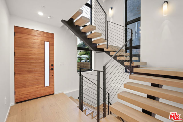 2530 Beverley Avenue, Santa Monica CA: https://media.crmls.org/mediaz/865defa2-bbcc-4636-9e6d-0bd9c8754a6b.jpg