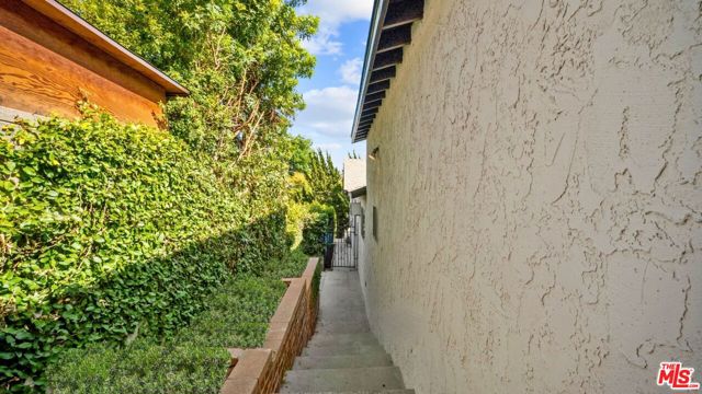 6155 Poppy Peak Drive, Los Angeles CA: https://media.crmls.org/mediaz/865e5727-5597-4485-808f-b53ce29aef30.jpg