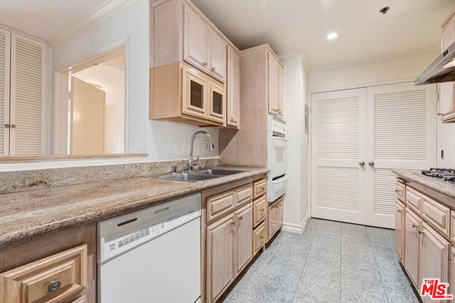 211 CALIFORNIA Avenue, Santa Monica CA: https://media.crmls.org/mediaz/865e6e2f-1e5a-427a-9e42-e6856bbce2a8.jpg