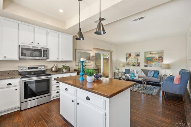 6 Cape Cod, Irvine CA: https://media.crmls.org/mediaz/865f1f64-a79f-44e2-bba8-51fd83742799.jpg