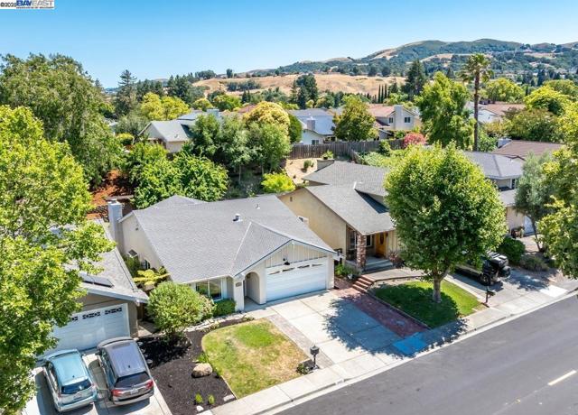 2485 Talavera Dr, San Ramon CA: https://media.crmls.org/mediaz/866063ff-789d-41eb-a3be-08d0002165b3.jpg