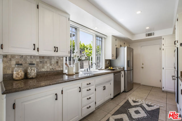 5136 Los Bonitos Way, Los Angeles CA: https://media.crmls.org/mediaz/866094c0-2969-4718-bcad-38ff47fd3898.jpg