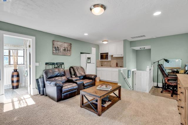 219 Valley Oaks Dr, Alamo CA: https://media.crmls.org/mediaz/8660ab04-ca5c-446d-9d2d-d5561a244116.jpg