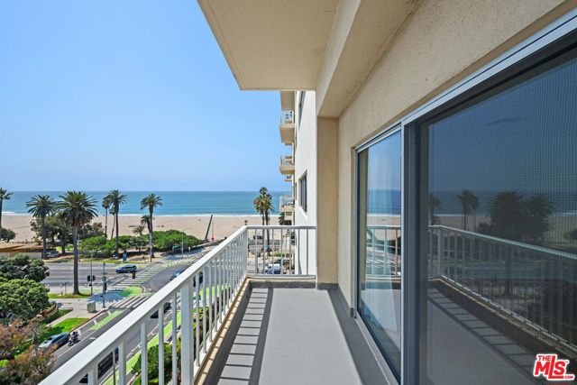101 California Avenue, Santa Monica CA: https://media.crmls.org/mediaz/8660e0a6-5273-4cef-b746-2cab7b294d83.jpg