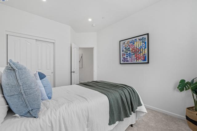 6677 S Mariposa Ln, Dublin CA: https://media.crmls.org/mediaz/86617e87-d9d8-4c22-8fc2-edd9d2b7e1ab.jpg
