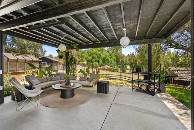 3860 Las Flores, Fallbrook CA: https://media.crmls.org/mediaz/8661d644-cc95-4a2e-b872-33393b73bd42.jpg