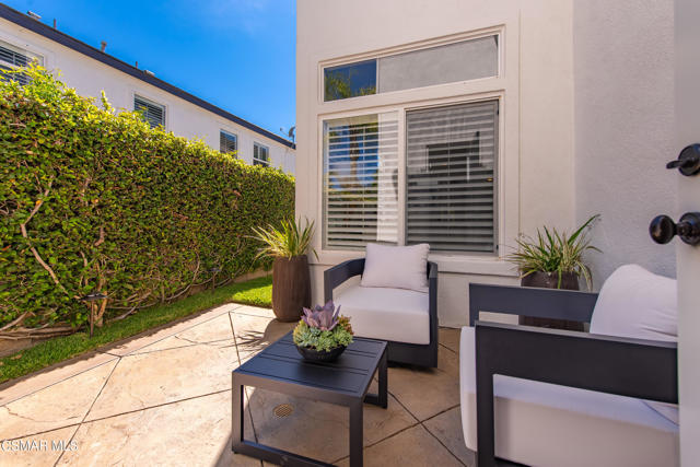 976 Blackbourne, Oak Park CA: https://media.crmls.org/mediaz/8661dac3-48fe-4544-94dd-8a76e41b257e.jpg