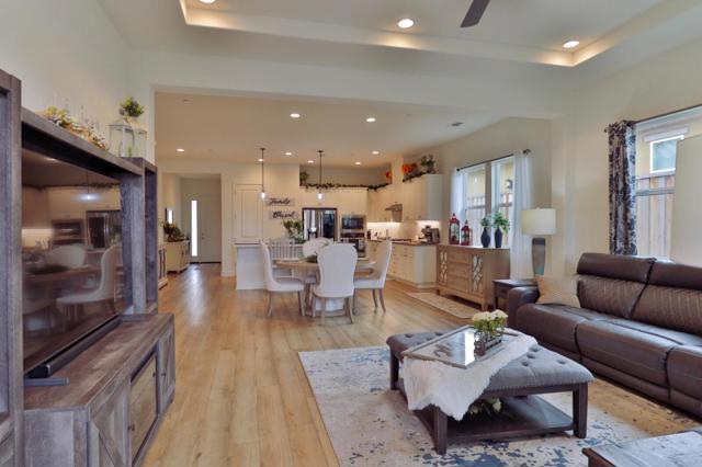 2102 White Oak Drive, Hollister CA: https://media.crmls.org/mediaz/86622748-644a-4353-bc69-78bfb14cafee.jpg