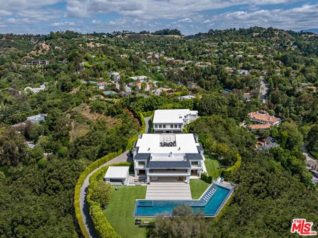 2571 Wallingford Drive, Beverly Hills CA: https://media.crmls.org/mediaz/8662f5ab-0330-47de-a1f6-c846ba320ca5.jpg