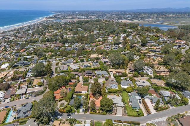 624 Hoska Dr, Del Mar CA: https://media.crmls.org/mediaz/86634175-5e88-4f48-a764-f39aad5d1cf1.jpg
