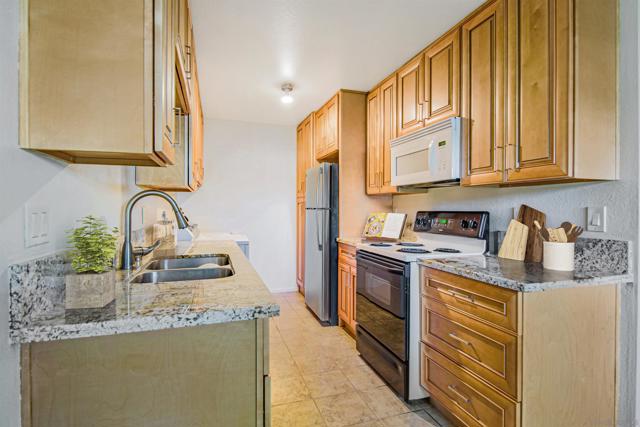 8067 Camino Kiosco, San Diego CA: https://media.crmls.org/mediaz/86638004-4acc-42a3-b92b-2e76852a979e.jpg