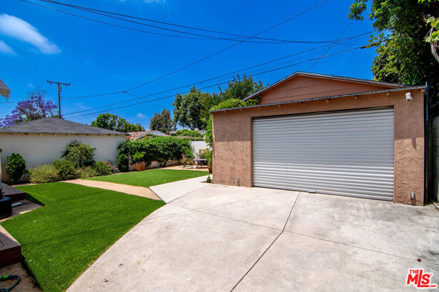 441 W Ellis Avenue, Inglewood CA: https://media.crmls.org/mediaz/86640c93-743e-4dce-842b-e9a95acd4ce9.jpg