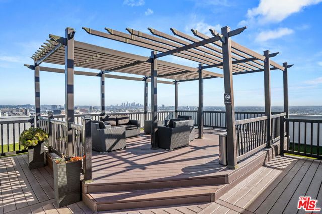 7250 Franklin Avenue, Los Angeles CA: https://media.crmls.org/mediaz/86653181-0076-4885-a01f-b3224449fc54.jpg