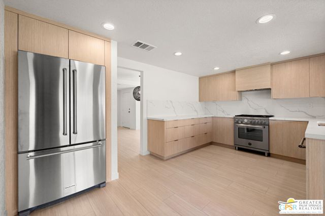 6 Joya Drive, Palm Desert CA: https://media.crmls.org/mediaz/8665f797-5fe3-4e0d-880e-e8590a94f445.jpg