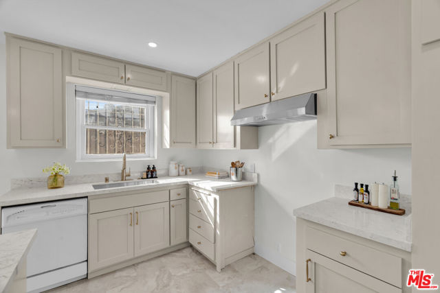 5248 Parkglen Avenue, Los Angeles CA: https://media.crmls.org/mediaz/8666c656-6326-4211-99d0-66cfb2b17798.jpg
