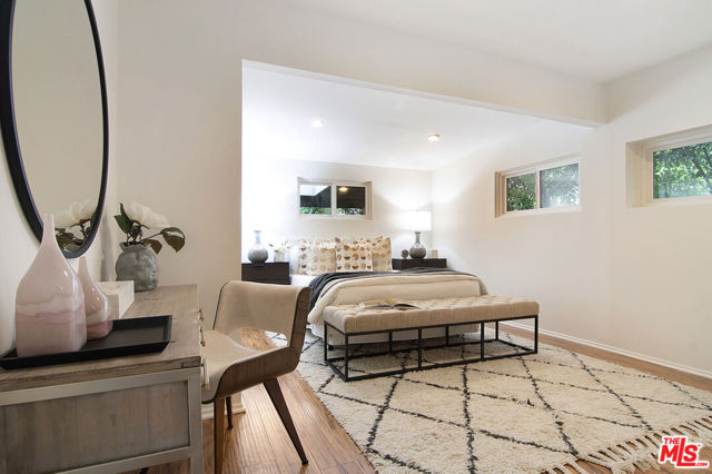 565 N Arden Boulevard, Los Angeles CA: https://media.crmls.org/mediaz/8666ede5-bea5-4972-a702-bd717e1511da.jpg